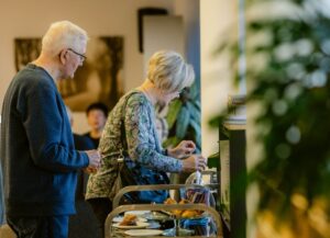 Pariskunta ottamassa kahvia ja kakkua
