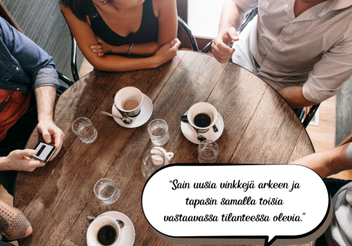 Kuva kahvipöydän äärestä