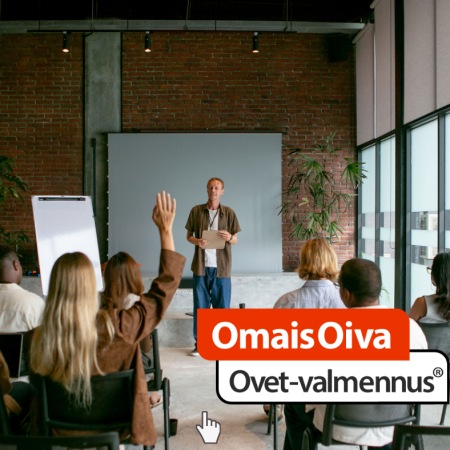 Kuva ryhmästä, joka istuu pöytien ääressä